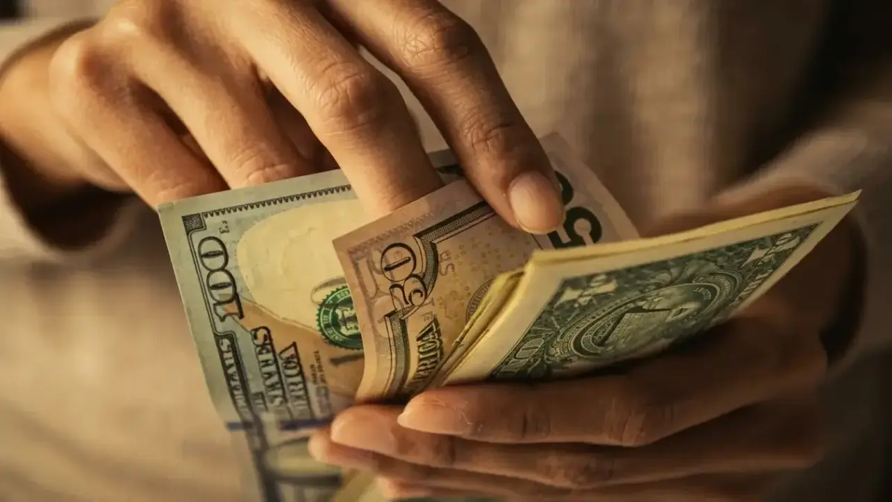 تحركات مفاجئة في أسعار الدولار والريال السعودي تثير اهتمام الأسواق بالخليج اليوم